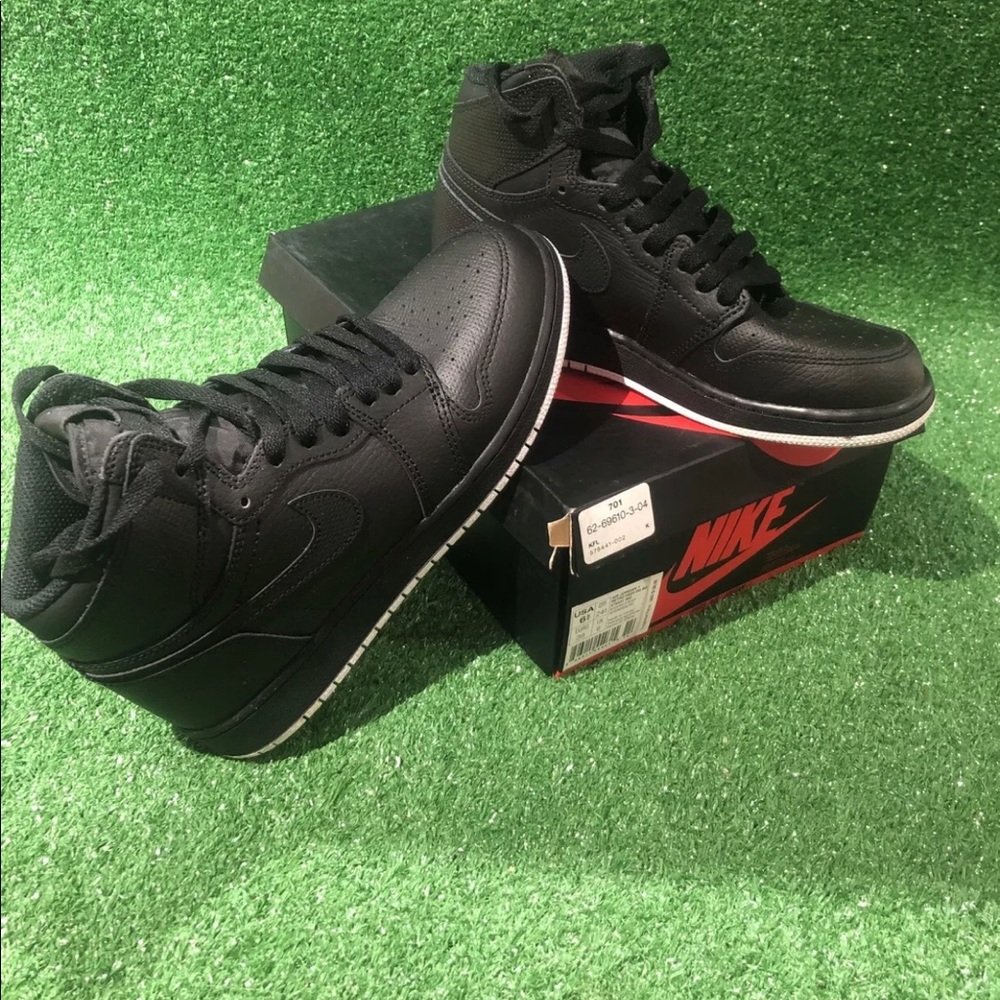 Nike air Jordan 1 High OG black perforated , white size 6.5 youth 575441 002